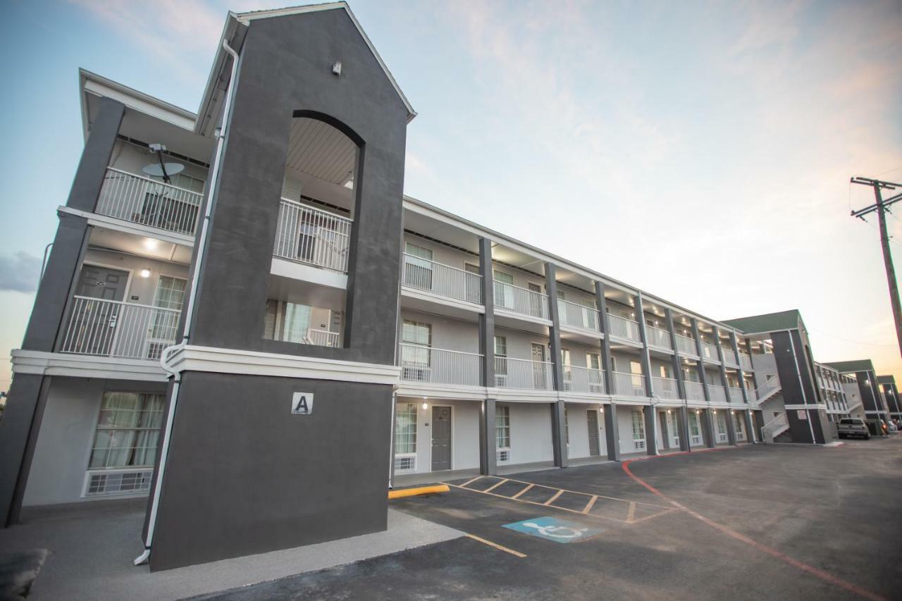 The Crossroads Hotel And Suites Irving Exterior photo